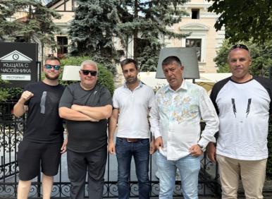 ГРОЗЕН ЦИРК: Как избяга еврокомисарят, който ни тика в еврото. Как Киселова ни превърна във врагове на народа (ДОКУМЕНТИ)