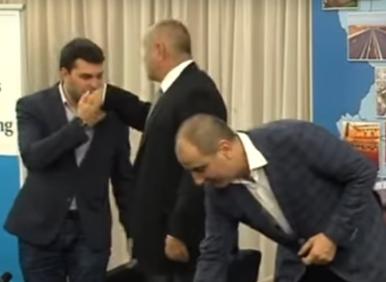 Кумецът-целувач и други идиоти. Самолетът на "Райнметал", който превозва Бойко на мачлета из Европа