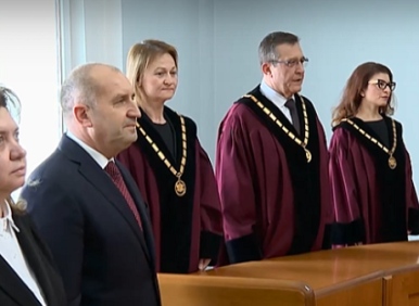 Попари ли (Анти)конституционния съд "мераците" на Радев