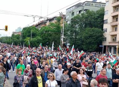 НАПИСАХМЕ ИСТОРИЯ! Над 270 000 българи заляха площадите срещу еврото. Росен Желязков на косъм да хвърли кърпата (ВИДЕО)