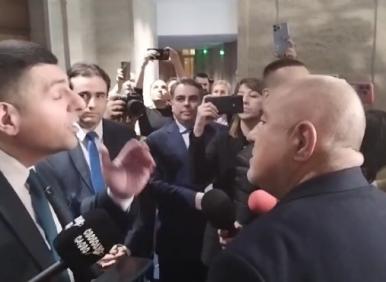 Клоуните тук си "мачкат ушетата", а Зеленски...