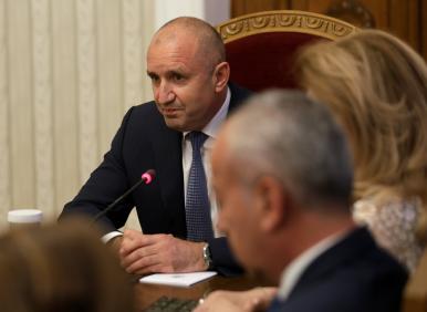 Менте опозиция, менте вотове, уплашен президент - това е положението