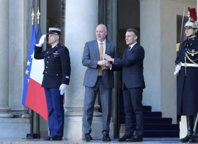 ГОРЕЩО: Провал с еврото, докато Желязков се мазни на Зеленски. А Борисов...