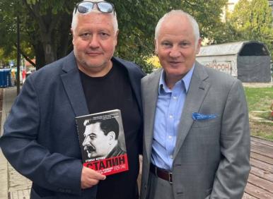 По една готина книга до Нова година: "СТАЛИН"