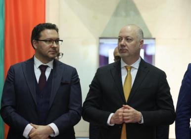 Какво се случва и какво няма да чуете по БТВ, Нова и БНТ. Защо Даниел Митов не подава оставка