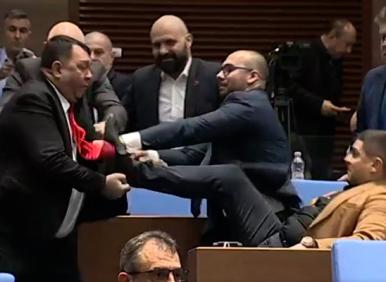 15 бона заплата, за да се ритат и псуват в НС, изродите...