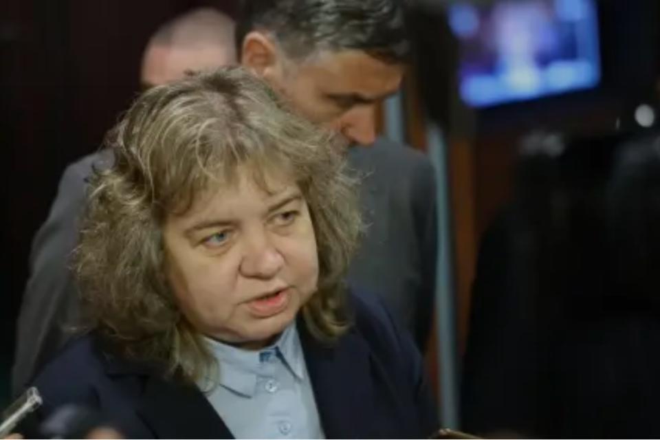 ШОК: Киселова се барикадира в кабинета си, взима заложници, пише предсмъртно писмо