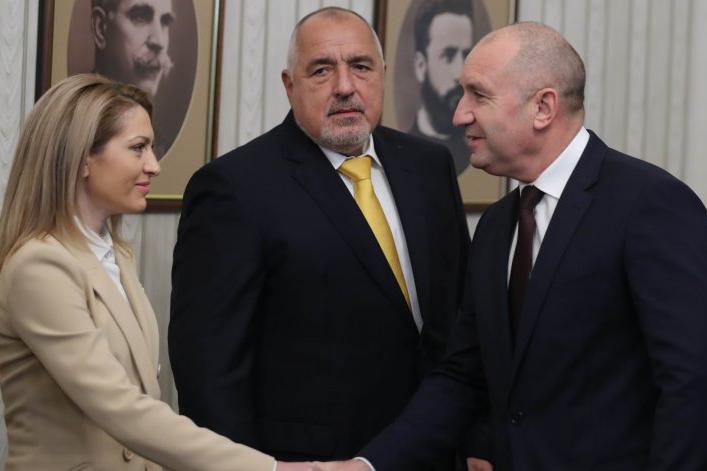 ПИР ПО ВРЕМЕ НА ЧУМА: 25 дни ваканция за НС, докато народът се тресе от еврото! А Радев...