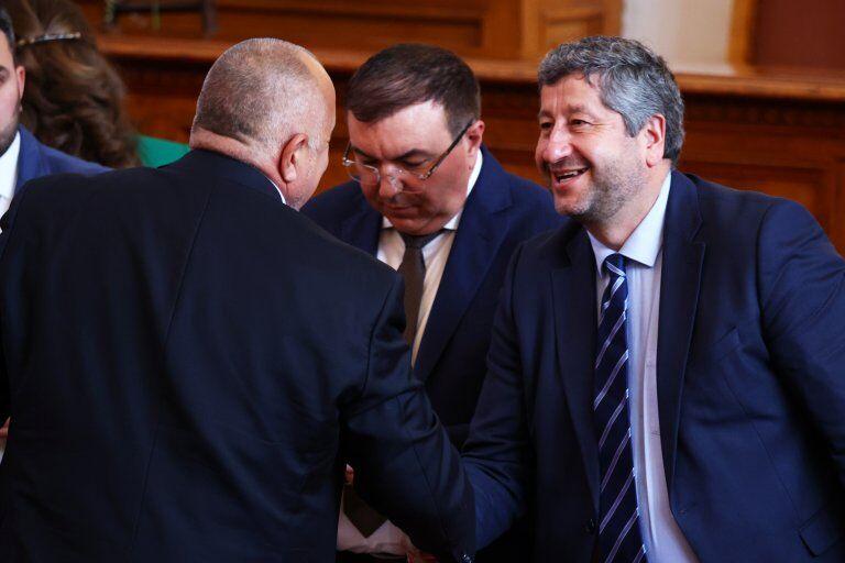 ЦИРКЪТ: Пеевски благодари на Горанов, ДБ се радват, Бойко черпи...