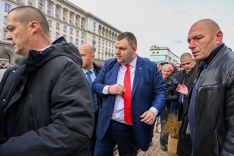 Революция ще има, само ако кортежът на Пеевски сгази бездомно куче