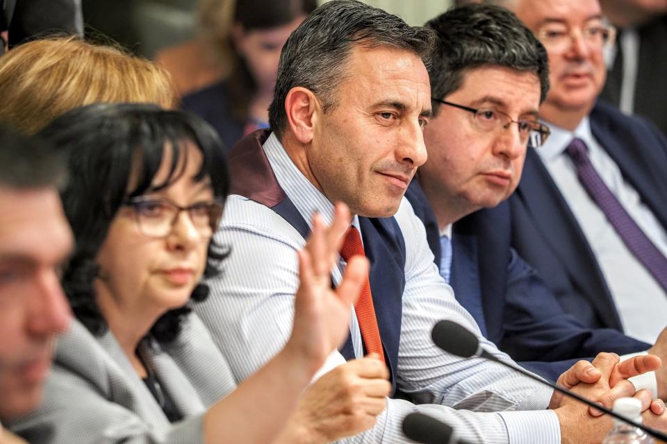 АФЕРА: НАП плаши производители да не пипат цените до 1 януари. После балонът гръмва. Ето цялата схема