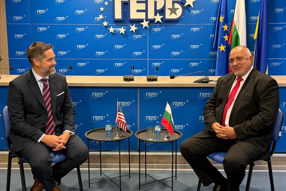 Горкият Бойко - фука се със "заместник помощник секретар" на САЩ?!