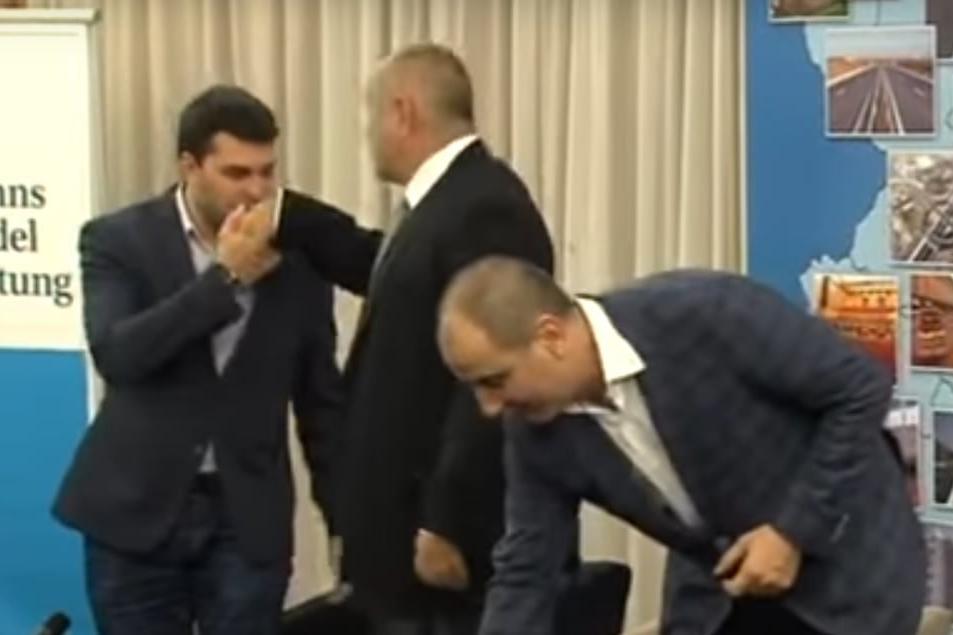 Кумецът-целувач и други идиоти. Самолетът на "Райнметал", който превозва Бойко на мачлета из Европа