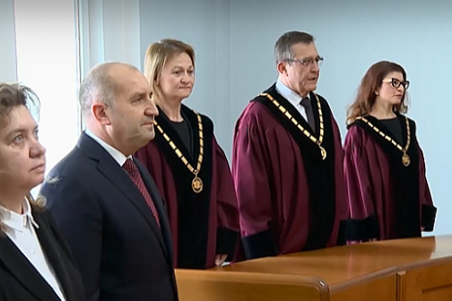Попари ли (Анти)конституционния съд "мераците" на Радев