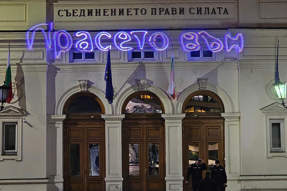 РАЗБИВАЩ АНАЛИЗ: Досадата, бездарието "Пеевски - свиня, Борисов - тиква". А далеч по-опасно е...