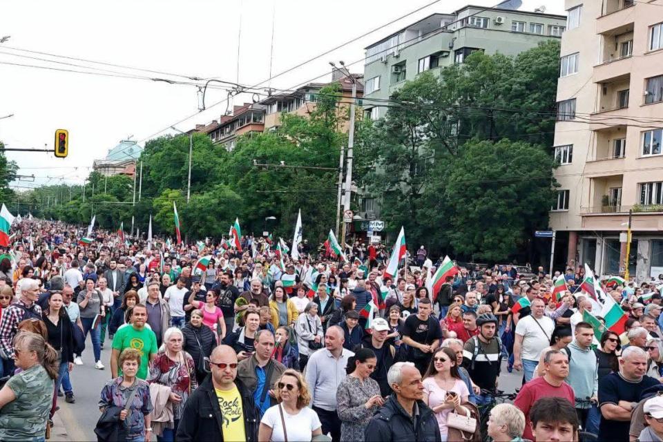 НАПИСАХМЕ ИСТОРИЯ! Над 270 000 българи заляха площадите срещу еврото. Росен Желязков на косъм да хвърли кърпата (ВИДЕО)