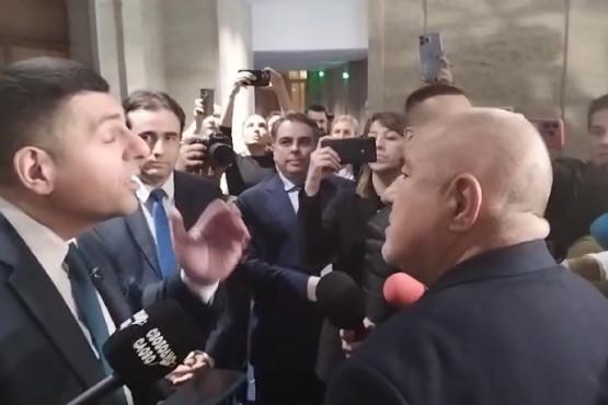 Клоуните тук си "мачкат ушетата", а Зеленски...