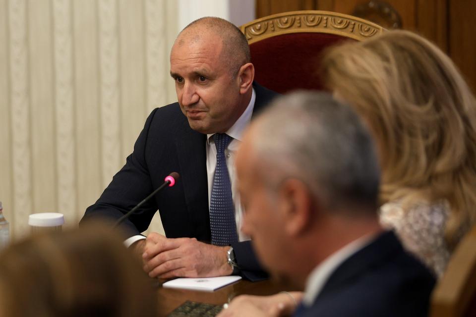 Менте опозиция, менте вотове, уплашен президент - това е положението