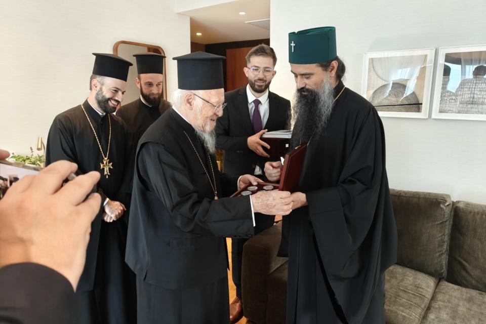 Разочарованието Даниил - първо писмо срещу Вартоломей, после целуване на ръка?! Обръщалото ни е в кръвта