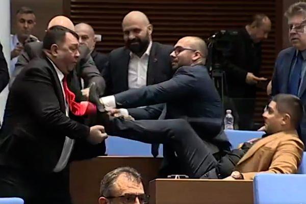 15 бона заплата, за да се ритат и псуват в НС, изродите...