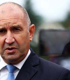 Цицелков дърпа надолу и Радев