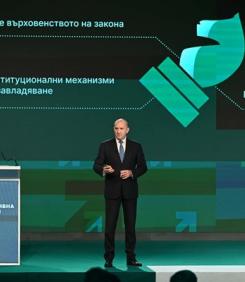 Защо е този лукс, защо е тази суета, г-н Радев?!