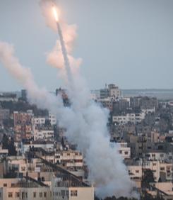 Светът във война, управляват ни служебни девианти, а народът яде и пие...