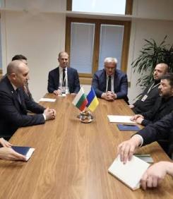 САМО ВЪВ "ФАКЛА": Кой лъже - Радев, Чамова или Зеленски?