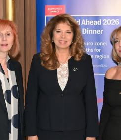 А, Йотова ни обявила война?! (СНИМКИ)