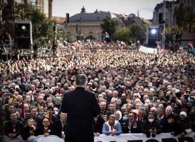 ГОРЕЩИ КАДРИ: "Булекзит" - на милионния митинг за Орбан в Будапеща (ВИДЕО)