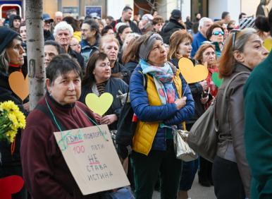 Абсурден протест на пепедофилите в подкрепа на ламата-убиец на деца