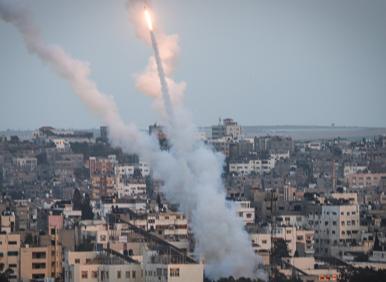 Светът във война, управляват ни служебни девианти, а народът яде и пие...