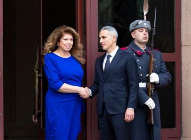 ПРЕГРУПИРАНЕ: Пеевски зад Йотова?