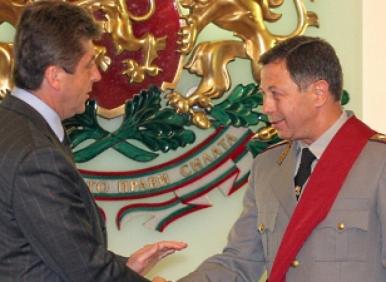 Румен Миланов ли? Преоблякъл се Илия/Илияна - пак в тия!