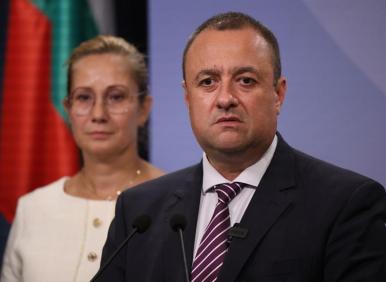 ЕКСКЛУЗИВНО ВЪВ ФАКЛА: След финта с Дачкови, Йотова взе за съветник жената на министър на Пеевски и СИК