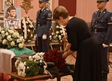 Александър Александров отлетя. И ние политаме, ама надолу