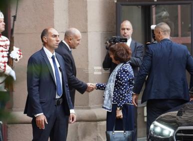 Радев, защо мълчиш за мръсотията на Урсула за "македонския език"?