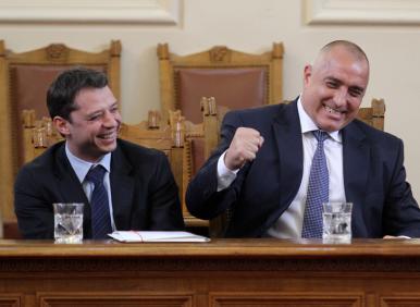 БРУТАЛЕН ЕКШЪН! Пеевски цепи ГЕРБ, Делян Добрев изхвърлен. Борисов и Росен Желязков скарани