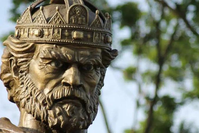 САМО ВЪВ ФАКЛА: Кризисен пиар на Радев с костите на Цар Самуил