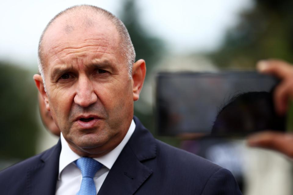 Цицелков дърпа надолу и Радев