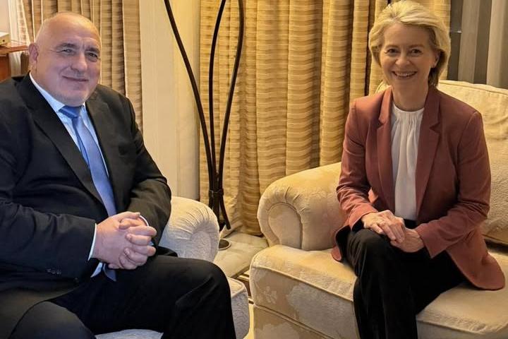 Двама нахилени, ненавиждани, отиващи си...