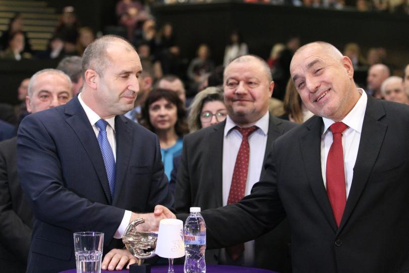 КАК, от тъпотия, Борисов налива гласове на Радев