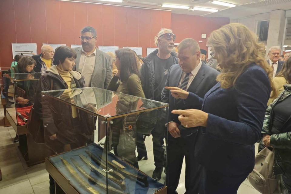 Какво не попитаха Йотова днес. За Русия, Тръмп, тамплиерите, ятаганите, "Райнметал" и...