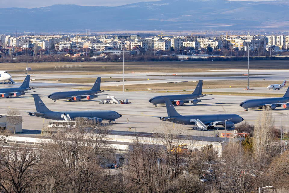 Известен US-политолог: България е най-голямата проститутка на Америка!