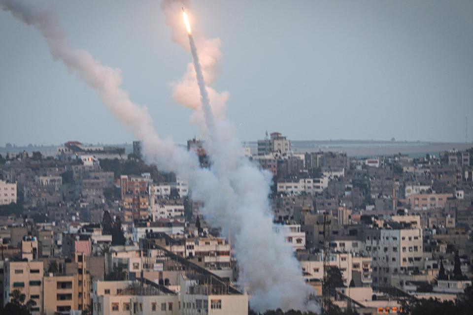 Светът във война, управляват ни служебни девианти, а народът яде и пие...