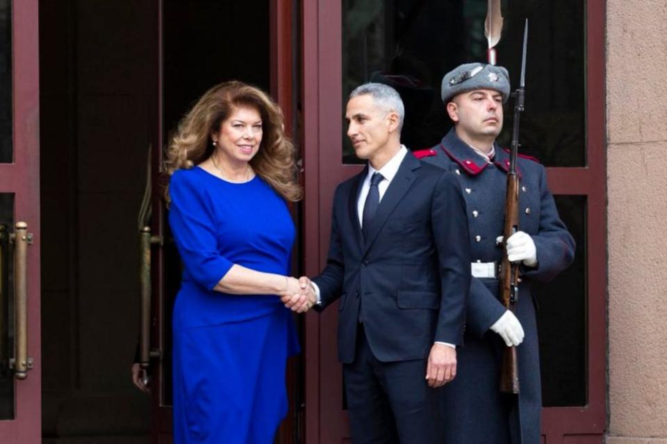 ПРЕГРУПИРАНЕ: Пеевски зад Йотова?