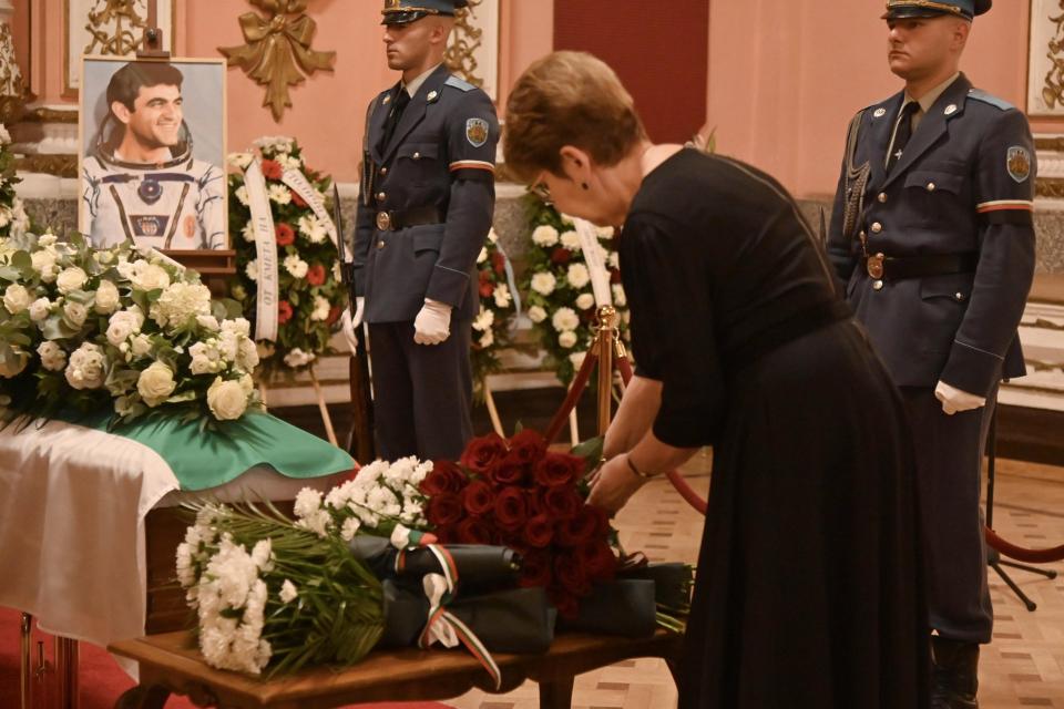 Александър Александров отлетя. И ние политаме, ама надолу