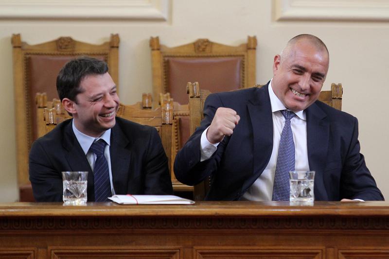 БРУТАЛЕН ЕКШЪН! Пеевски цепи ГЕРБ, Делян Добрев изхвърлен. Борисов и Росен Желязков скарани