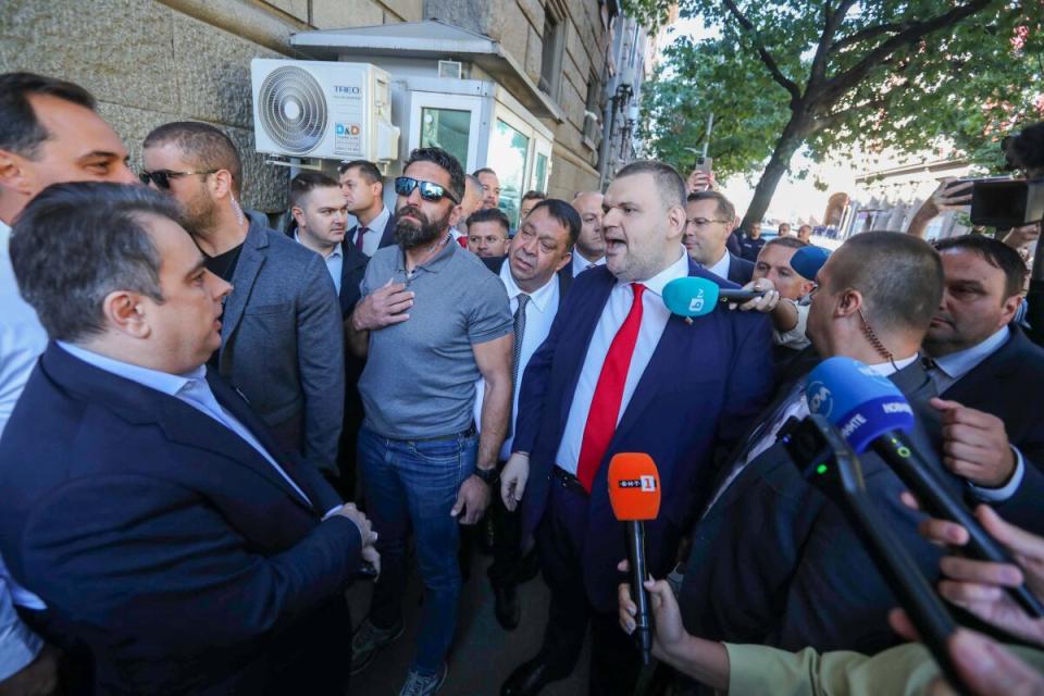 ИЗВЪНРЕДНО ВЪВ "ФАКЛА: Договорка Пеевски - Асен Василев за балотажа? Тече търговия с гласове за Гюров "на макс". Разбита мрежа на близък до ДПС (УНИКАЛНИ СНИМКИ)